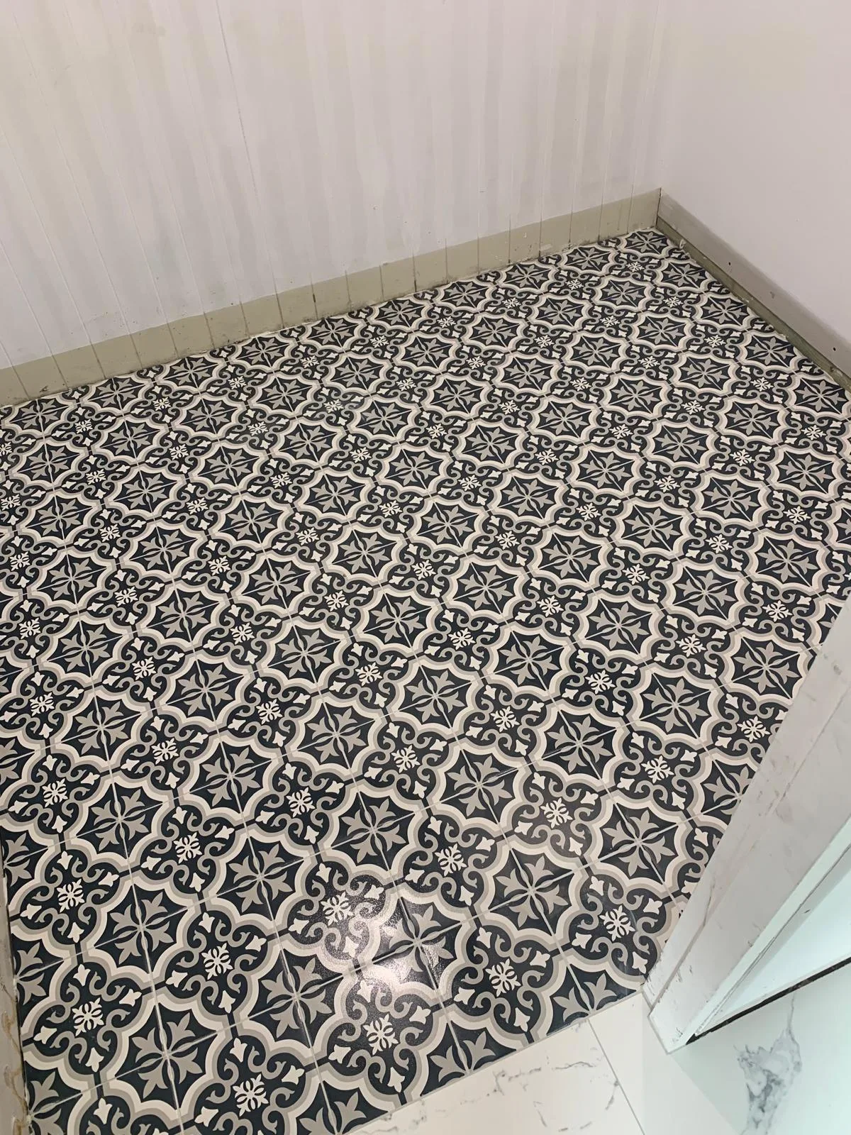 Patterned feature floor with marble-look surround