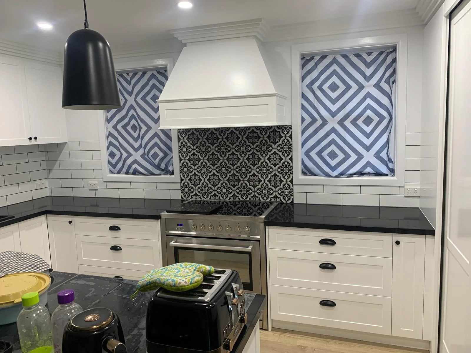 Kitchen with subway tile splashback and patterned feature